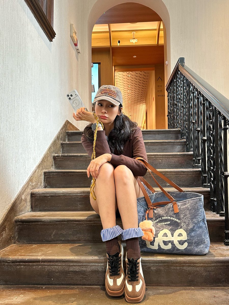 telesinofficial's tweet photo. Your outfit isn’t complete without it.
Carry your vibe with TELESIN Pro Shot Imaging Grip 📱

#telesin #phonegrip #mobilephotography #outfits https://t.co/58giV4NHjS