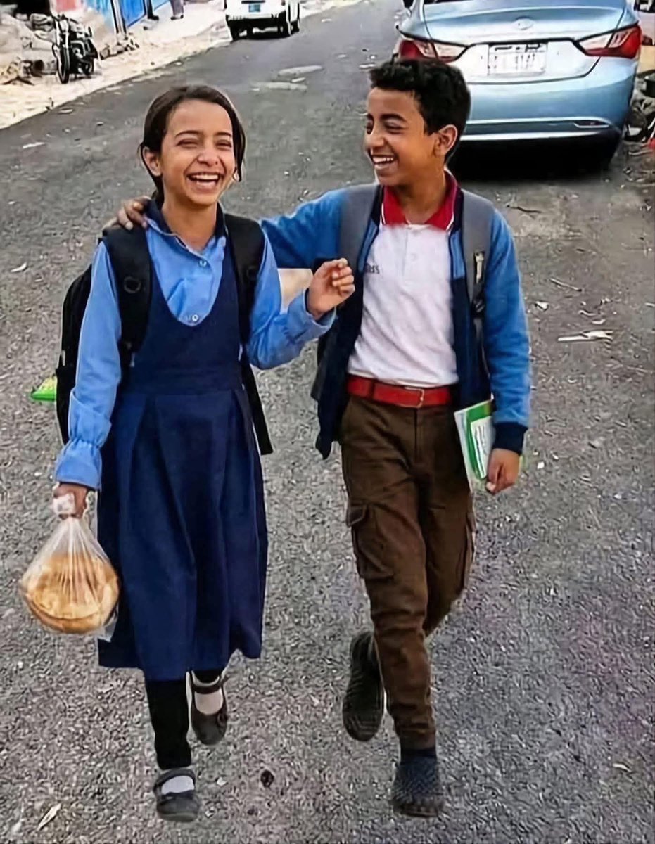 ycmhrv's tweet photo. يدين التحالف اليمني لرصد انتهاكات حقوق الإنسان (تحالف رصد) بأشد العبارات الجريمة المروعة التي أودت بحياة طفل في مدينة #تعز نهار أمس الأحد ٥ أبريل، أثناء عودته من مدرسته.

وبحسب المعلومات التي رصدها تحالف رصد، أقدم أحد قناصة جماعة الحوثي المسلحة المتمركزين في تبة الحرير شمال شرق المدينة، على استهداف الطفل إبراهيم جلال أمين في حي الروضة بمنطقة كلابة، أثناء عودته من المدرسة برفقة اخته، حيث أصيب بطلقة نارية استقرت في قلبه وأدت إلى وفاته على الفور.

لم يكن إبراهيم في ساحة قتال، ولم يكن طرفًا في أي مواجهة بل كان طفلًا يحمل حقيبته المدرسية في طريق عودته إلى منزله. إن استهداف وقنص الأطفال لا يمكن اعتباره حادثة معزولة، بل يأتي ضمن نمط متكرر وممنهج من الانتهاكات التي تطال المدنيين، وخاصة الأطفال والنساء، في مدينة تعز.
ويؤكد تحالف رصد أن جماعة الحوثي تتحمل المسؤولية الكاملة عن استمرار جرائم قنص المدنيين وخاصة من النساء والاطفال، وما ينجم عنها من سقوط ضحايا أبرياء، في انتهاك صارخ للقانون الدولي الإنساني. كما يشدد على أن هذه الجرائم لا تسقط بالتقادم، وتمثل جرائم جسيمة ترقى إلى جرائم حرب تستوجب المساءلة والمحاسبة.
ويحمل تحالف رصد الحوثيين كامل المسؤولية القانونية والإنسانية عن هذه الجريمة، ويدعو إلى فتح تحقيق دولي مستقل وشفاف، وضمان عدم إفلات مرتكبيها من العقاب.
كما يجدد تحالف رصد دعوته للمجتمع الدولي إلى اتخاذ إجراءات عاجلة وفعالة لحماية المدنيين، وخاصة الأطفال، في اليمن، وضمان حقهم في الحياة والأمن والتعليم.
صادر عن: التحالف اليمني لرصد انتهاكات حقوق الإنسان (تحالف رصد)