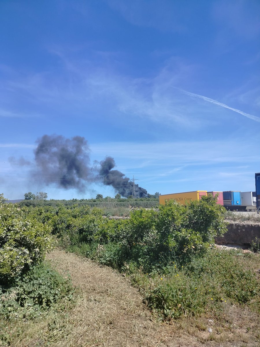 PCNaquera's tweet photo. 🔥 Desplazamos BRP en apoyo a @BombersValencia a un incendio de vivienda en el que se han visto afectados también un vehículo y vegetación colindante 🌲

#Emergencias #Incendios #Seguridad #ProtecciónCivil https://t.co/EfTtUhWCJm