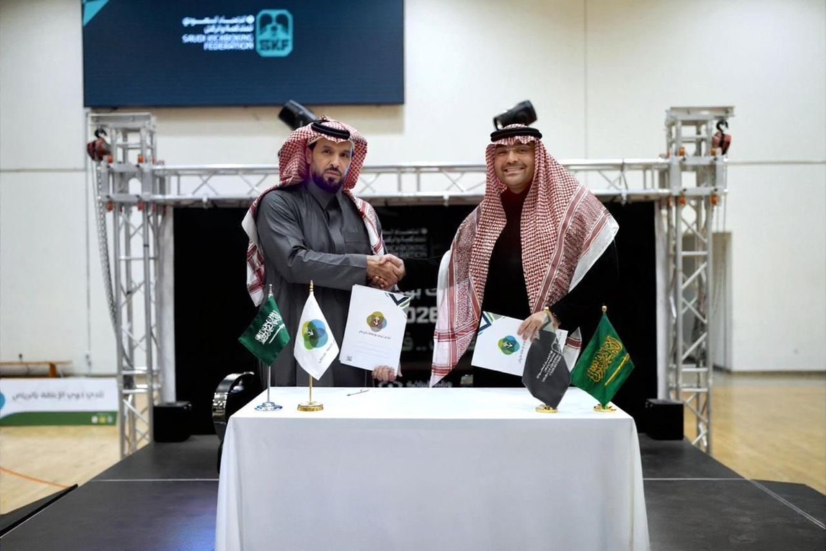 KNews2030_KSA's tweet photo. اتفاقية تعاون لاستحداث أكاديمية البارا كيك بوكسينغ السعودية
@almaystrw51342 
الرياض - متعب الجوهر 

وقّع الاتحاد السعودي للملاكمة والركل اتفاقية تعاون مع نادي ذوي الإعاقة بالرياض، مثّل الاتحاد فيها الدكتور أحمد بن سعيد الشهري المدير التنفيذي، فيما مثّل النادي المدير التنفيذي الأستاذ عبدالرحمن الشعلان، وذلك لإطلاق أكاديمية البارا كيك بوكسينغ السعودية (الكيك بوكسينغ لذوي الإعاقة)، والاستفادة من مرافق النادي في تنفيذ البرامج التدريبية والتأهيلية، بهدف تطوير رياضات البارا كيك بوكسينغ (الملاكمة والركل لفئة ذوي الإعاقة)، وتعزيز البرامج التدريبية والتأهيلية، وتمكينهم من المشاركة في المنافسات المحلية والدولية.
وتستهدف الأكاديمية اكتشاف المواهب وصقلها وفق أحدث المعايير الفنية، إلى جانب توفير بيئة تدريبية متكاملة تسهم في إعداد لاعبين قادرين على المنافسة في المحافل الدولية، بالإضافة إلى تنفيذ برامج مشتركة وورش عمل متخصصة لتأهيل الكوادر الفنية والإدارية في هذا المجال.
ويأتي هذا التوجه في ظل تنامي اهتمام الاتحاد الدولي للعبة برياضة الكيك بوكسينغ لذوي الإعاقة، خاصة بعد بطولة العالم الأخيرة التي حقق فيها المنتخب السعودي المركز الثالث عالميًا، إلى جانب حصد عدد من الميداليات الذهبية والفضية والبرونزية، مما يعكس تطور مستوى اللاعبين وقدرتهم على المنافسة.
كما تندرج هذه الخطوة ضمن مبادرة “قادر”، إحدى المبادرات الاستراتيجية للاتحاد السعودي للملاكمة والركل، التي تهدف إلى تمكين فئة ذوي الإعاقة وتعزيز مشاركتهم في الأنشطة الرياضية، وتوسيع قاعدة الممارسين، بما ينسجم مع مستهدفات تطوير القطاع الرياضي في المملكة
