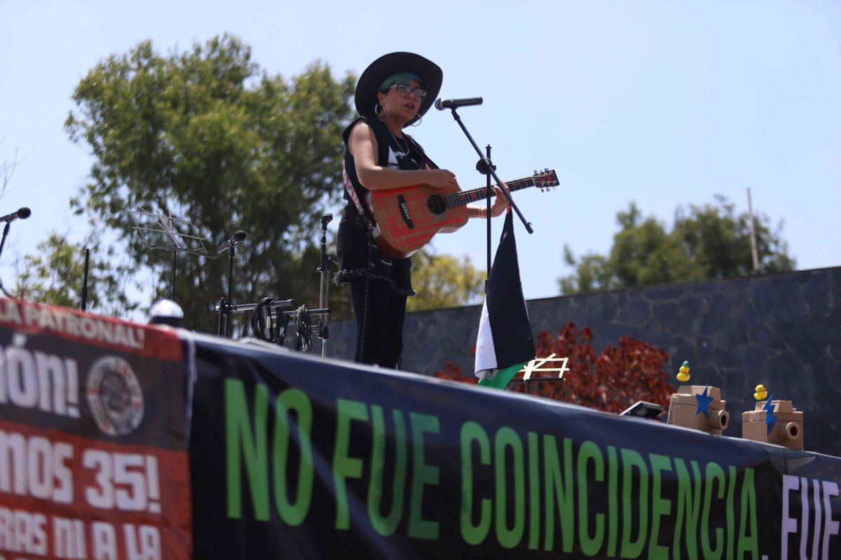 ElFinanciero_Mx's tweet photo. "No fue coincidencia, fue negligencia": 🚨📸 A un año de la tragedia en el Axe Ceremonia, familiares y amigos de Bere y Miguel alzaron la voz con un anticoncierto afuera del Parque Bicentenario; el colectivo “Hoy Somos Todo Por Miguel” leyó un manifiesto para exigir justicia por la muerte de los fotógrafos, ocurrida tras la caída de una estructura metálica 

📸: Cuartoscuro