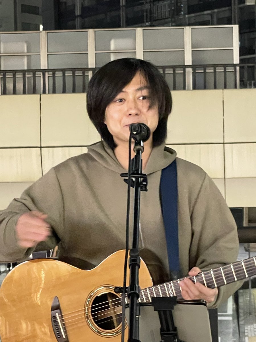 miyuu12911's tweet photo. 水戸駅北口で #助川貫
さんのストリートライブ!
#BUMPIFCHIKEN
#プラネタリウム #スノースマイル #LaughMaker
#玉置浩二 #メロディー
などのカバー曲、ご自身の
持ち曲 #鏡 などを
落ち着いた澄んだ声で
ゆったりと聴かせるライブでした!!
@toru_etu https://t.co/ki2pI7PovR