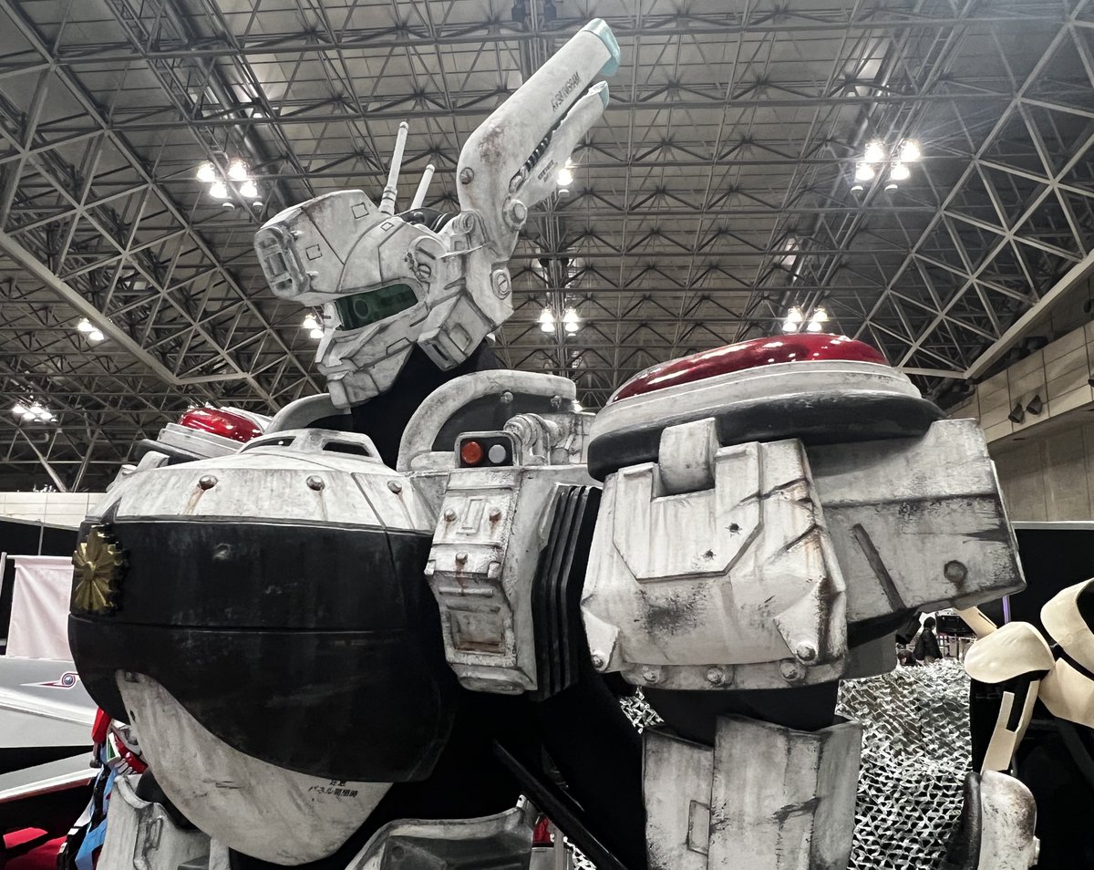 WANIGUNNSOU's tweet photo. 実写版パトレイバーのイングラムというと、やっぱりザキオグラフさんのコスプレが本当とんでもないクオリティで初めて生で見た時度肝を抜かれたんですよね。
コスプレ衣装なんですよ？これ。
プロポーションも勿論ながら脚部サスペンション可動なども徹底的に作り込まれていて、本当に圧巻の作品です。 https://t.co/7buX3oVTLQ