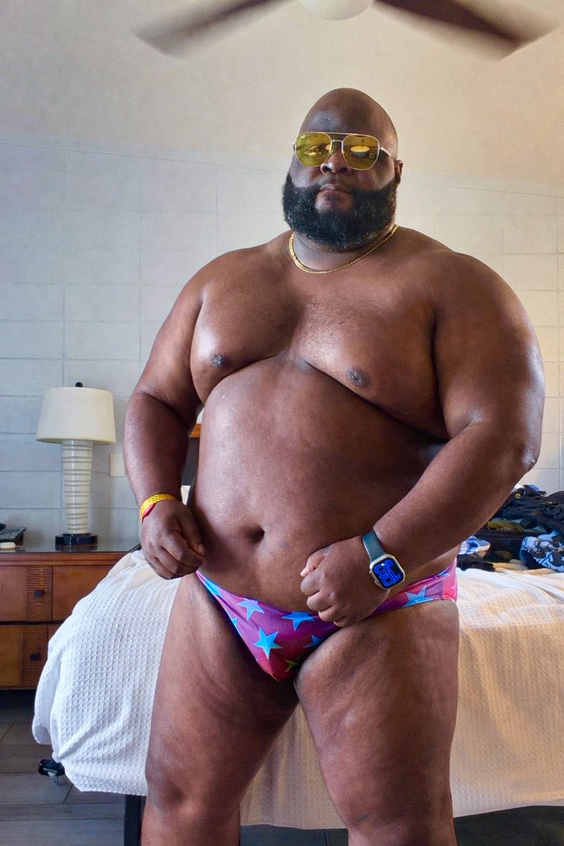 Retweet if you like beefy bears in speedos🐻🩲
#bigboyseason #beefybears