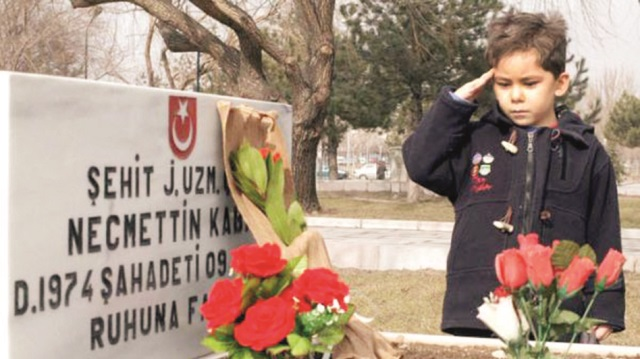 barlasia's tweet photo. Bir savaşta ölen taraf askerler olunca kimse umursamıyor. Ama nerede terörist, nerede dağ faresi varsa herkes insan hakları savunucusu kesiliyor. Dağdaki orospu evlatlarını konuşacağınıza biraz da bu çocukları ve yiğit analarını babalarını konuşun. Kalleş oğlu kalleşler. https://t.co/OrNCa3KBhK