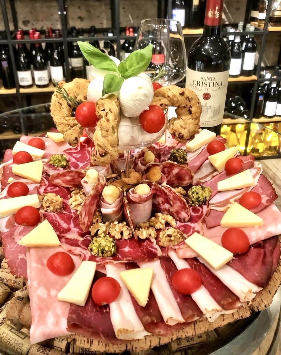 The three monumental dishes of Neapolitan tradition for Easter and Easter Monday:

1.The fellata, often accompanied by a blessing for those at the table from the head of the family

Italian foodporn 🇮🇹🍷