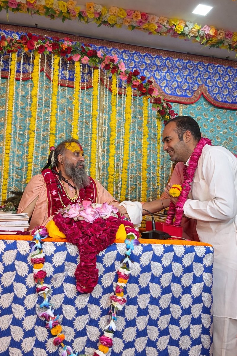 rahulraoinc's tweet photo. 452वें श्री मलूक जयंती महोत्सव एवं श्री सीताराम निकुञ्ज अष्टयाम लीला महोत्सव, व��न्दावन में पूज्य श्री राजेन्द्र दास जी महाराज के दि��्य दर्शन का सौभाग्य प्राप्त हुआ।यह क्षण हमारे लिए अत्यंत पावन, प्रेरणादायक एवं अविस्मरणीय रहा।
भगवान  एवं आपकी कृपा सदैव हम सभी पर बनी रहे।🙏 https://t.co/VaWnSYfA5V