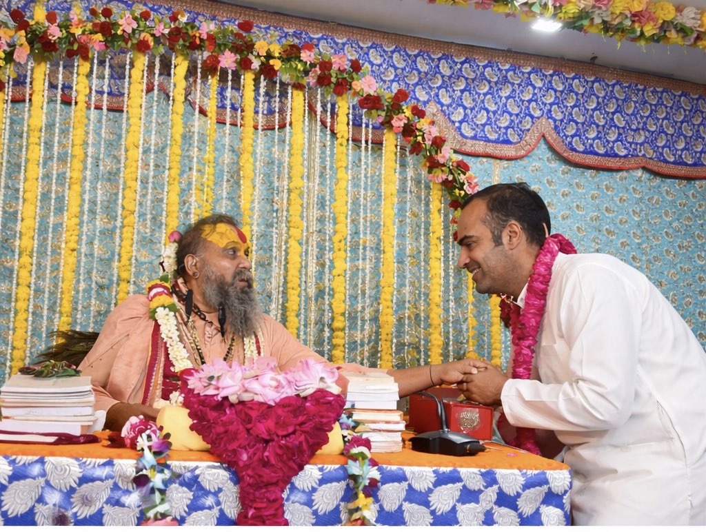 rahulraoinc's tweet photo. 452वें श्री मलूक जयंती महोत्सव एवं श्री सीताराम निकुञ्ज अष्टयाम लीला महोत्सव, व��न्दावन में पूज्य श्री राजेन्द्र दास जी महाराज के दि��्य दर्शन का सौभाग्य प्राप्त हुआ।यह क्षण हमारे लिए अत्यंत पावन, प्रेरणादायक एवं अविस्मरणीय रहा।
भगवान  एवं आपकी कृपा सदैव हम सभी पर बनी रहे।🙏 https://t.co/VaWnSYfA5V