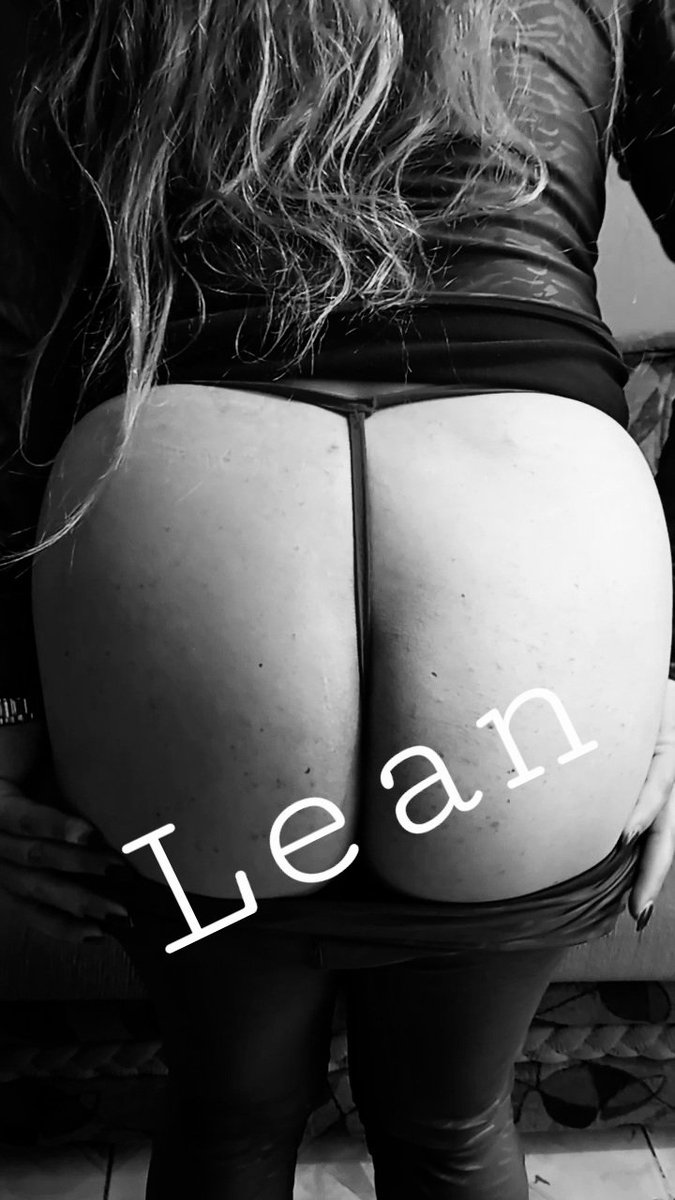LeanChavez9's tweet photo. Hola, pregunta del día. De que color creen que sea mi leggin y mi tanga??? Los leo. Bonita semana. https://t.co/n4G7hOnpiv