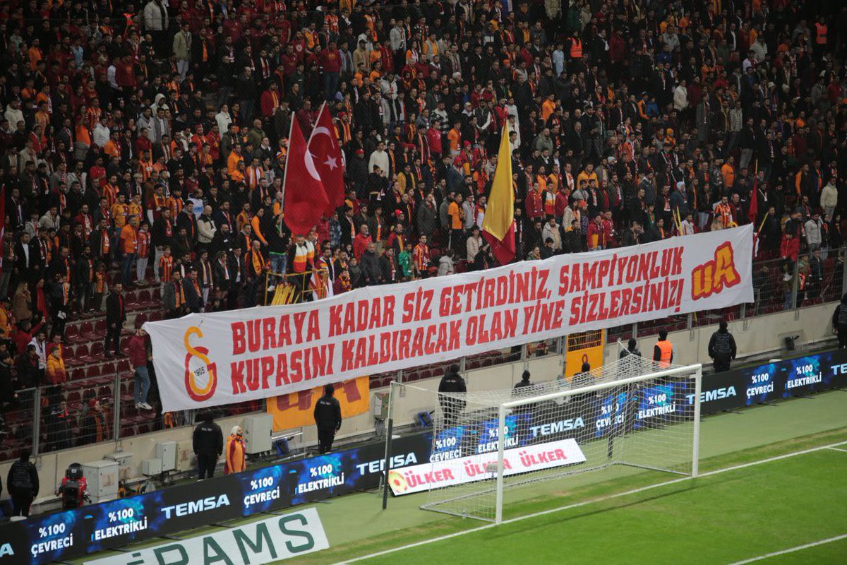 OKAN HOCAMIZA VE TAKIMIMIZA;

SİZLERE YÜREKTEN İNANIYORUZ VE GÜVENİYORUZ!

BURAYA KADAR SİZ GETİRDİNİZ, ŞAMPİYONLUK KUPASINI KALDIRACAK OLAN YİNE SİZLERSİNİZ!

Yol kazaları olabilir önemli olan hedefe odaklanmak.

Sosyal medyada oluşturulan negatif ortama ve provokasyonlara