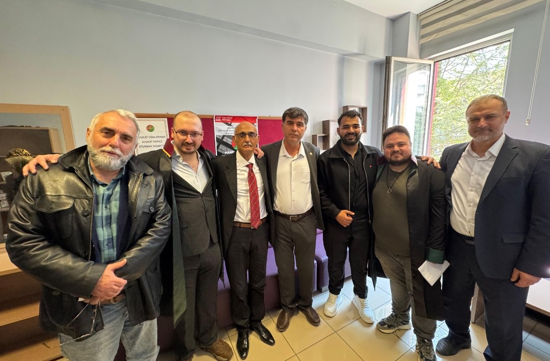 Şükürler olsun...
Manisa'dan hukuk zaferi ile dönüyoruz.
Hukukçu kardeşlerimize teşekkürler.
5816 kumpası tamamen çöktü.

Ramazan Hoca'nın hepinize selâmı var.