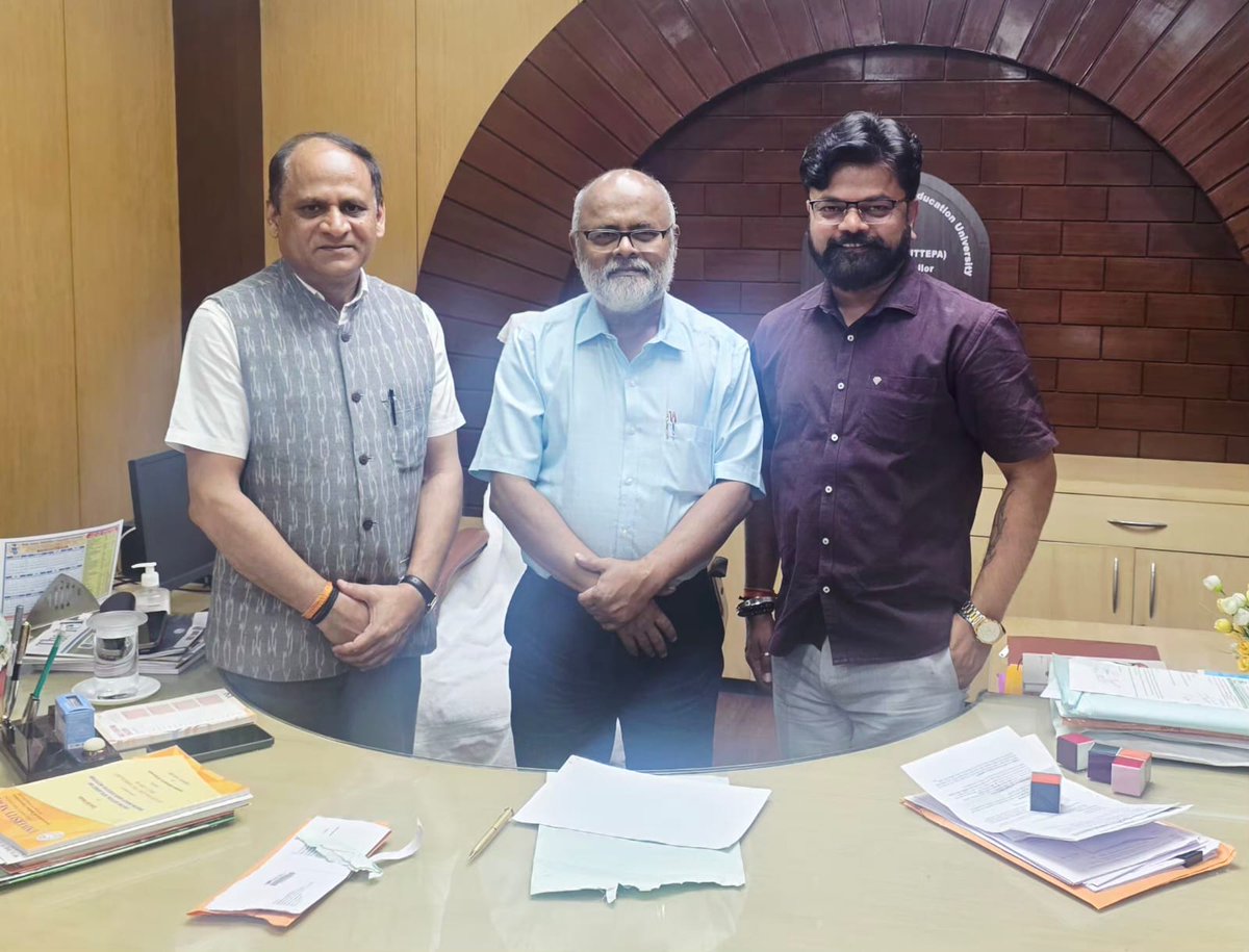 पश्चिम बंगाल प्रवास के क्रम में आज 
Baba Saheb Ambedkar Education University के कुलपति श्री अरुणाशीश गोस्वामी जी से सुखद मुलाकात एवं चर्चा,