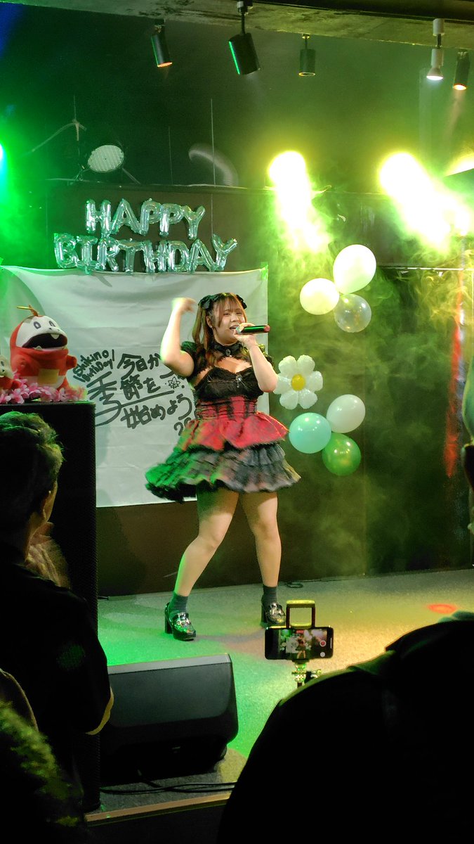 kogure25's tweet photo. イベント「今日から四季を始めよう」に行って来た。
shikino改め四季乃ちゃんの生誕イベント
彼女の生誕を祝うために多くの人が集まった。
のっけのステージからコラボ!
#shikino生誕祭
#B_STYLE
#琥珀むに https://t.co/t8pFO8jATo