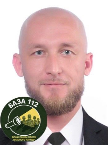 baza112ua's tweet photo. Грамарчук Олександр Леонідович / позивний Гром - воєнний злочинець, ряжений і тиловий полковник ЗСУ, начальник відділу інформаційної політики та взаємодії з громадськістю Міністерства у справах ветеранів. 

• був присутній на особистій зустрічі з узурпатором Зеленським. 
• закликав воєнних злочинців ТЦК розстріляти цивільного громадянина у Вінниці за спротив протиправним діям ТЦК. 
• погрожував бойовому воїну ЗСУ, який дорікнув йому порушенням присяги. 
• створював опитування «що робити з цивільними» з варіантами: бити, відловлювати, саджати. 
• погрожував проукраїнському опозиційному до Зеленського блогеру за критику дій ТЦК. 
• заявляв, що передасть росіянам адреси цивільних українців задля ракетних ударів.
• вимагав карати журналістів та блогерів, бити блогерів, які замість «військовослужбовець ТЦК» пишуть «співробітник ТЦК». 

Порушив:
 
• ст. 436 ККУ - пропаганда війни. 
• ст. 258-2 ККУ - публічні заклики до вчинення терористичного акту. 
• ст. 129 ККУ — Погроза вбивством. 
• ст. 27 ККУ — Види співучасників (підбурювач)
• ст. 438 ККУ — Порушення законів та звичаїв війни

Міжнародне право. Порушення норм:
 • Женевські конвенції
 • Принцип: захист цивільного населення

Публічні заклики до їх знищення можуть розглядатися як:
 • підбурювання до воєнних злочинів. 

• ст. 17 Конституції України.  

➡️ Підпишись на Базу 112: https://t.co/V26l7Z0xOh