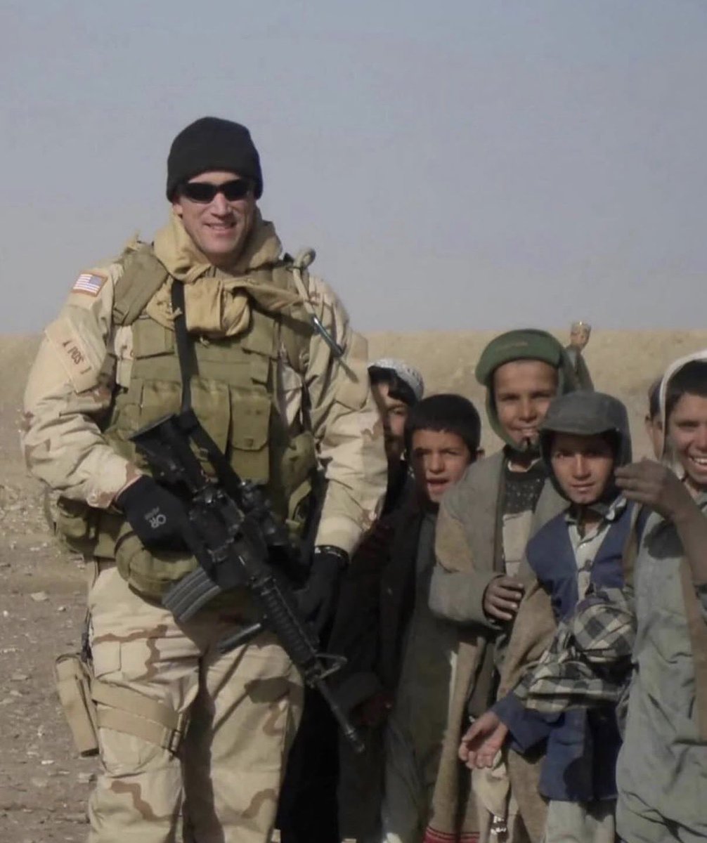 op_hawkeye's tweet image. 4.6.2005 ~ Major David Connolly 🇺🇸

#OpHawkeyeRemembers #DavidConnolly #USArmy #BostonCollege #SuffolkLaw #7thSFG #BronzeStar #PurpleHeart #Windy25 #supportourSOFcommunity #Operation_Hawkeye

🔗 facebook.com/share/16GasAMD…
🔗 windy25.org/major-david-sc…
📜 massfallenheroes.org/profile/david-…
📜