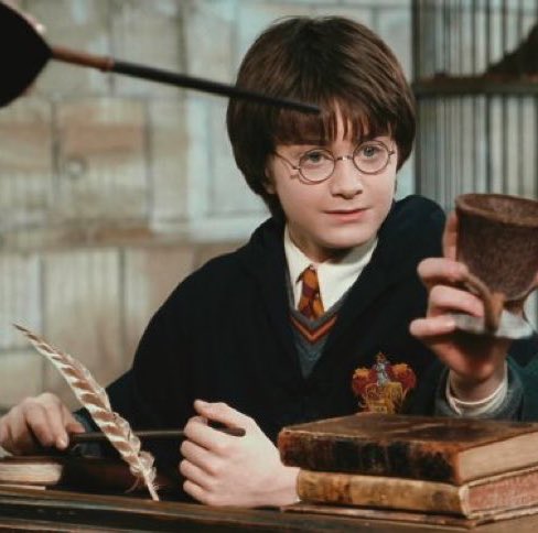 multiversohp's tweet photo. UTILIDADE PÚBLICA! O Governo Federal do Brasil lançou o MEC Livros, uma plataforma com livros GRATUITOS, e Harry Potter e a Pedra Filosofal já está disponível para leitura! É só acessar com sua conta https://t.co/XkqQGNypme em https://t.co/MtrYBPOcgi https://t.co/vKoMx3exjG