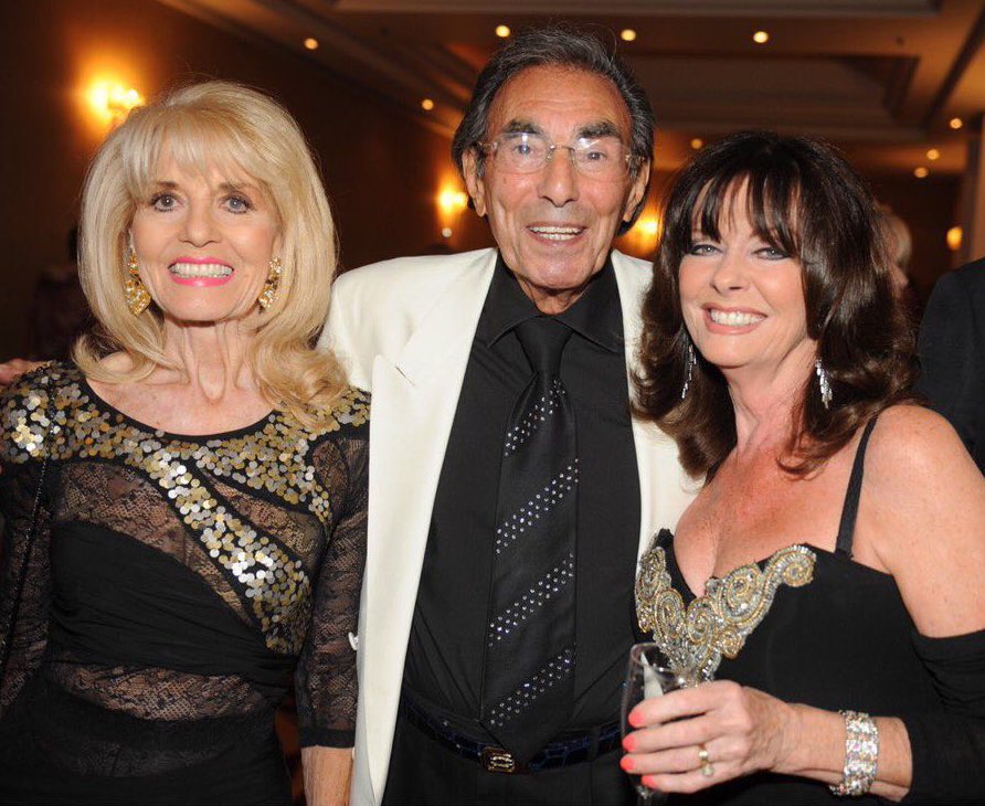 vickimichelle's tweet image. Happy Birthday Beautiful Julie Rogers. Great singer and gorgeous lady. Lovely memory at a Charity Event with her husband Michael Black. @thejulierogers #TheWedding @Lady_Ratlings #EasterMonday #EasterDay2026