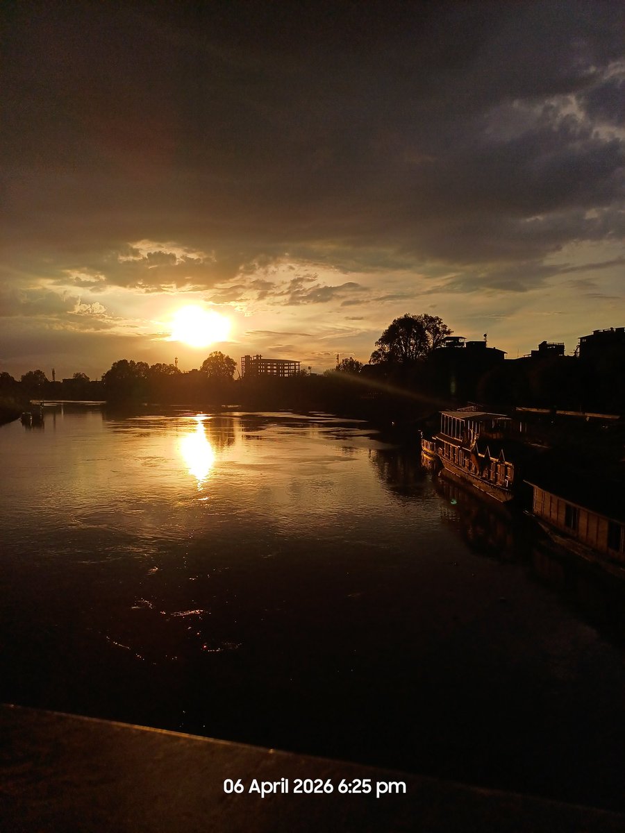 Dr__Equinox's tweet photo. #sunsetssecretsregrets
#beautifulsunset https://t.co/UIN7YaJCbE