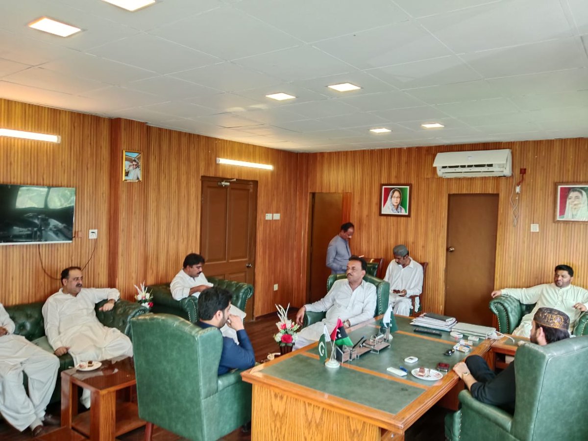 IhsanRasheedjam's tweet photo. Spokesperson Govt of sindh @wahidhalepoto met with residents from his village and other areas at his office &amp; listened carefully to their concerns and assured them that prompt action would be taken to resolve the issues &amp; attention to both community-wide matters and individuals. https://t.co/HpGStjd32j