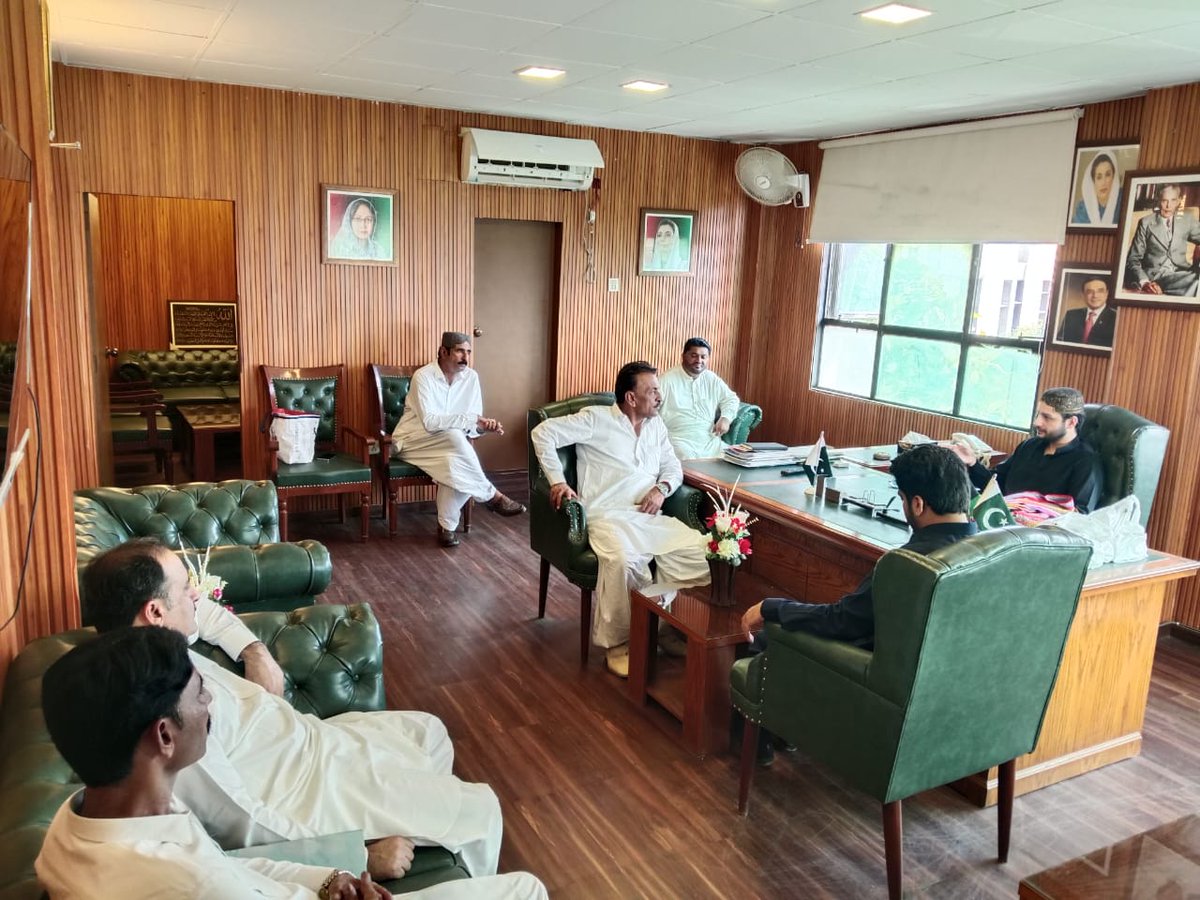 IhsanRasheedjam's tweet photo. Spokesperson Govt of sindh @wahidhalepoto met with residents from his village and other areas at his office &amp; listened carefully to their concerns and assured them that prompt action would be taken to resolve the issues &amp; attention to both community-wide matters and individuals. https://t.co/HpGStjd32j