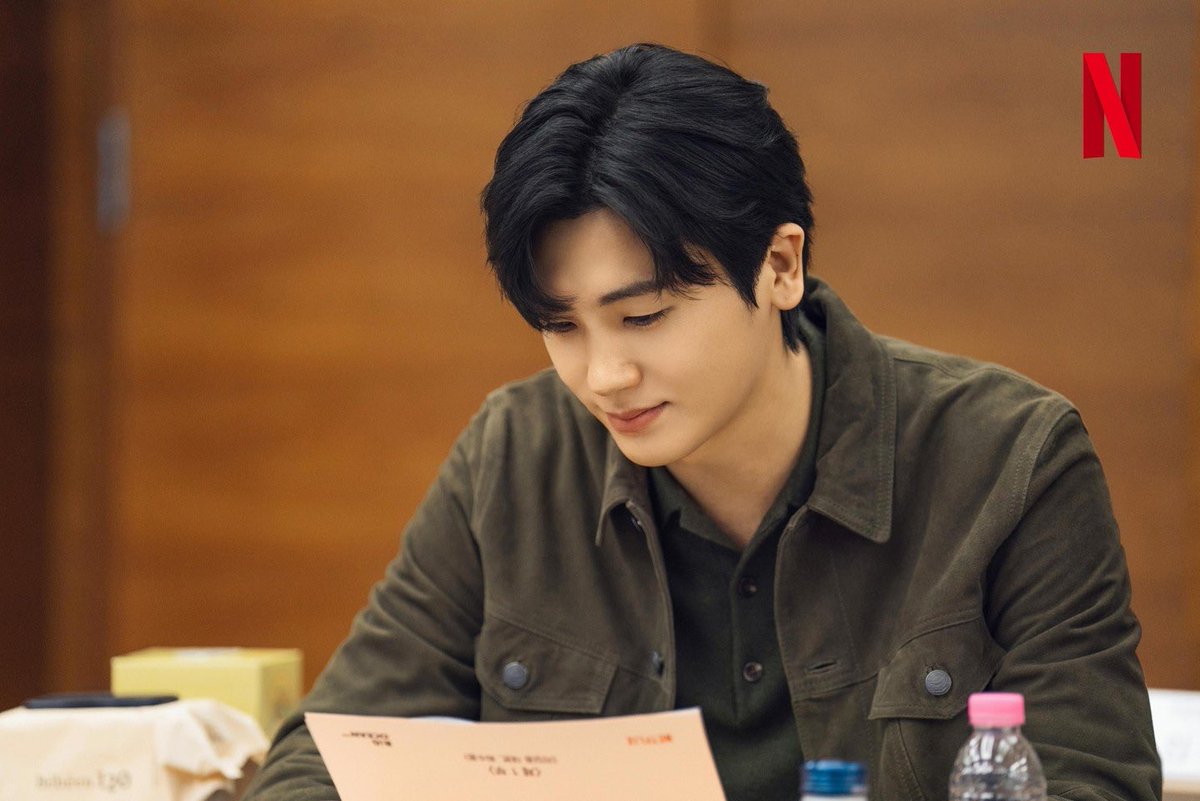 PHS_Taiwan's tweet photo. 退伍軍人變成公司下屬？！比軍隊還危險的職場愛情喜劇💞

上下關係顛倒的辦公室戀情。#朴炯植、朴圭瑛選角確定。僅在 Netflix 上播出。

#稜角分明羅曼史 #FallinLove
#각잡힌사이

CR：netflixkr

#phs1116
#박형식
#ParkHyungSik
#パクヒョンシク
#PHS_Taiwan
#박형식대만후원회
#parkhyungsikTaiwan https://t.co/UHTZySVV7K