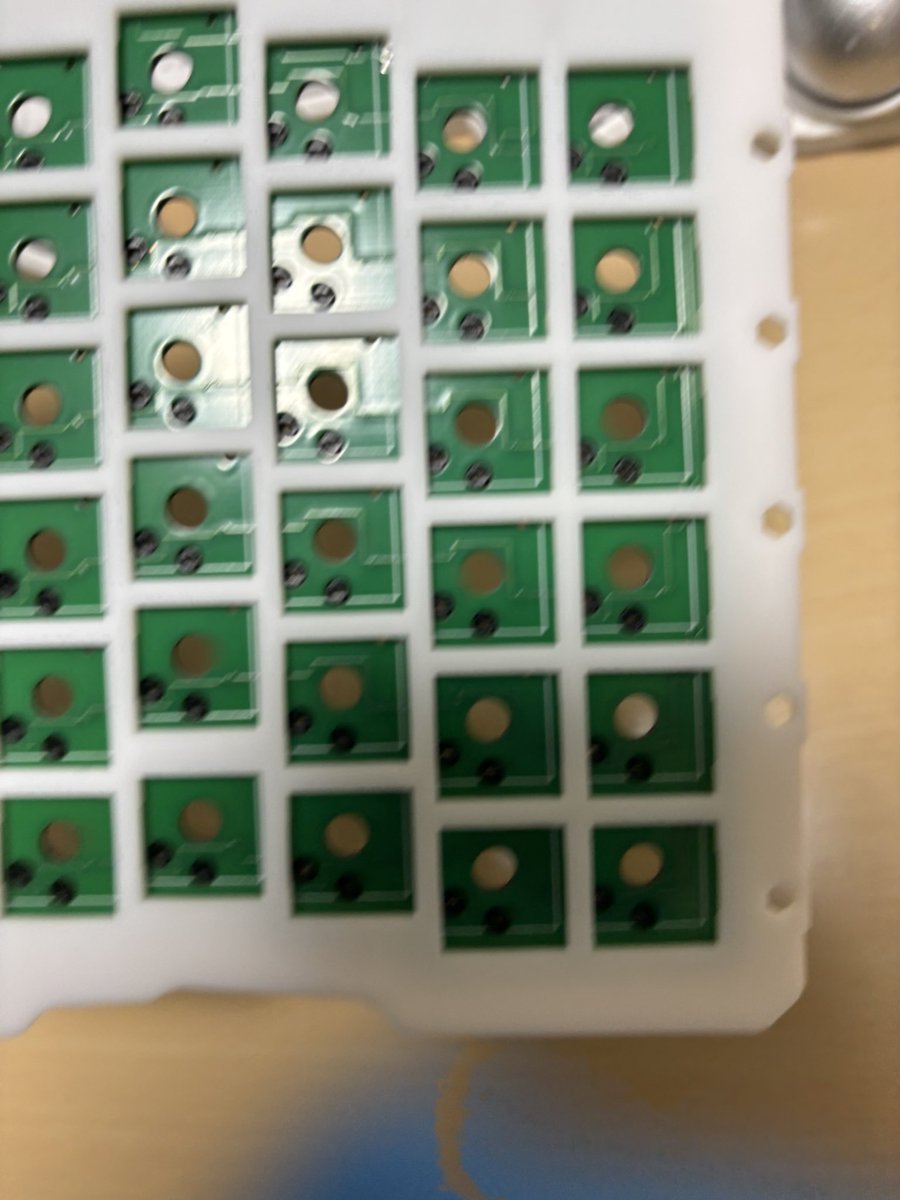 PTclown's tweet image. #JLC3DP #JLCPCB  #JLC キーボード販売をしなかった理由がこちら。
 寸法が合わなすぎる。