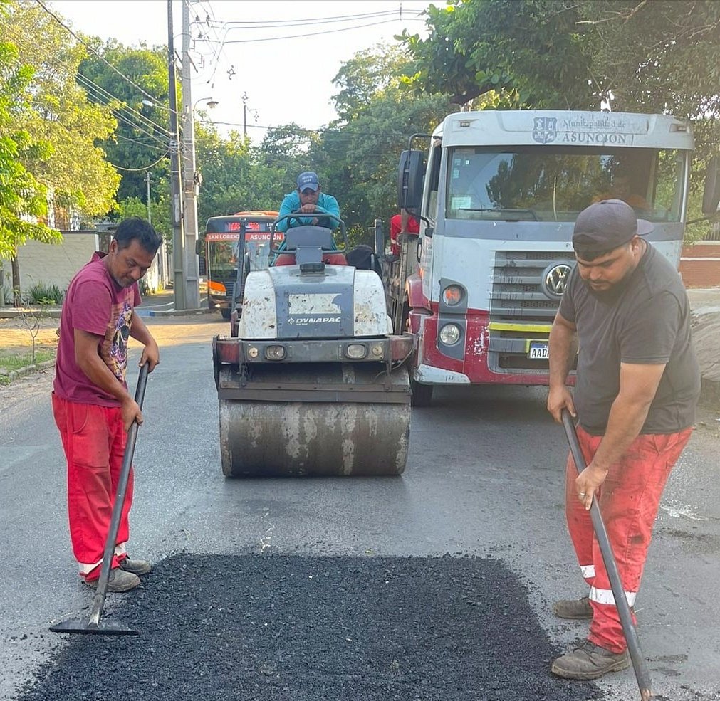 Durante la Semana Santa, la Dirección de Vialidad realizó más de 450 reparaciones en distintos puntos de la ciudad, aprovechando los días de menor tránsito y las condiciones favorables para trabajar.

Estas intervenciones permiten mejorar el estado de las calles y facilitar la