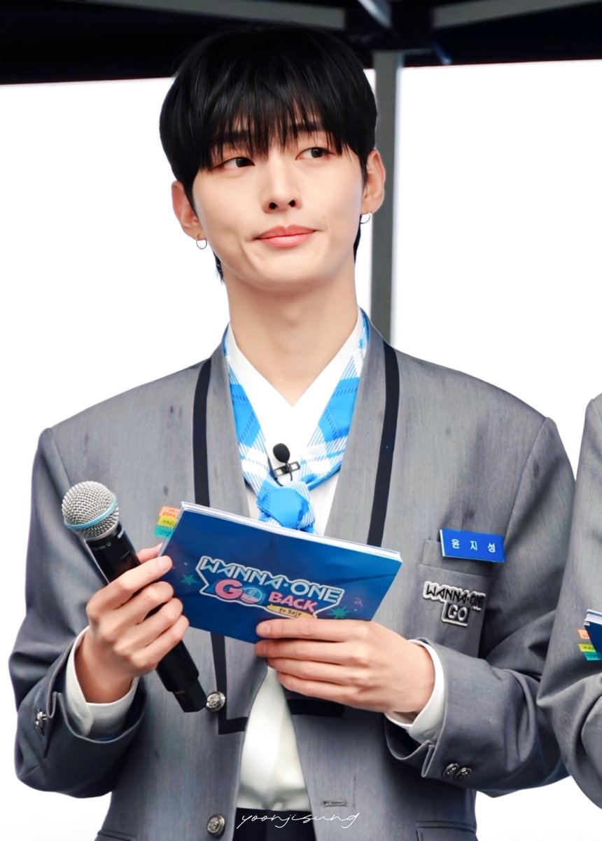 moon19910308's tweet photo. #WANNAONE GO : Back to Base
260406 OPENING CEREMONY #윤지성 

#냉지성 윤리더 ✨🩶 https://t.co/pilKVPOWi0