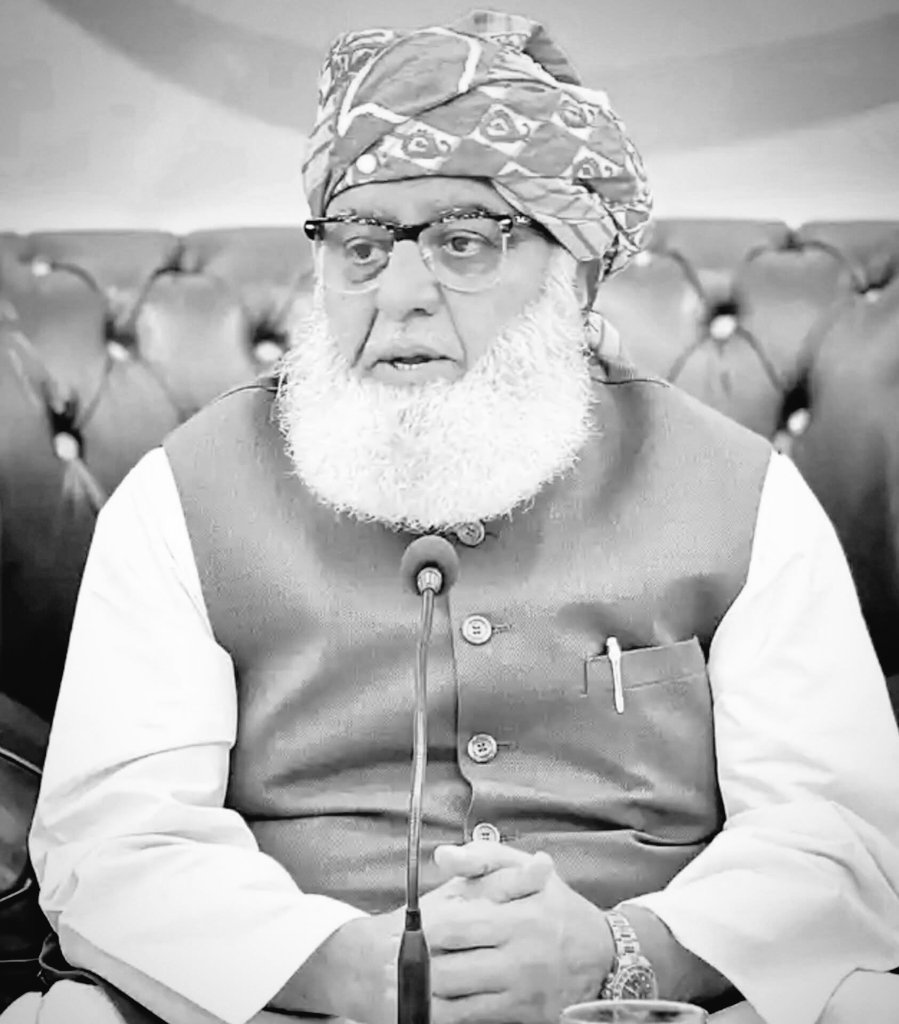 مولانا مارشل لاء کے حق میں نہیں تھا لیکن اتحادی بن گیا ۔
 مولانا افغانستان کے خلاف امریکی اڈے دینے کے حق میں نہیں تھا لیکن بول نہ سکا۔
 مولانا ڈرون حملوں کے حق میں نہیں تھا لیکن دستخط کر دیا۔
مولانا وزیرستان آپریشن کے حق میں نہیں تھا لیکن حمایت کر دی۔ 
مولانا ، عمران خان کی حکومت