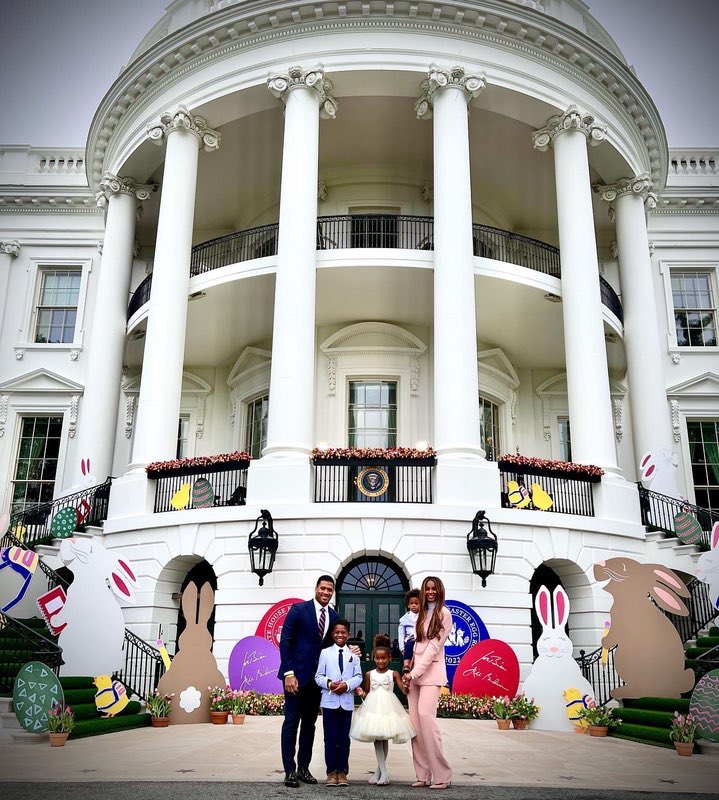 CottonConniee's tweet image. Throwback Wilson Family Easter 2022 : Russell and Ciara with their kids Future Zahir, Sienna Princess, and Win Harrison at the White House. #HappyEaster #HeIsRisen