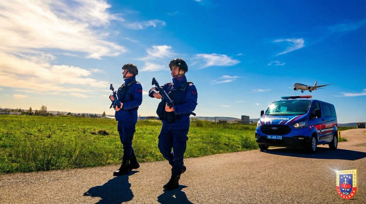 jandarma's tweet photo. Gökyüzünde huzur, yeryüzünde güven.🛩️🇹🇷🚔

Biz her yerdeyiz…

#Jandarma
#JandarmaAsayiş https://t.co/1QYfcfSHZy