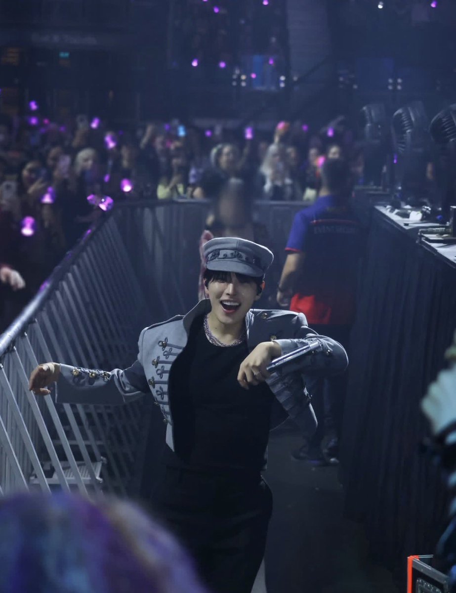 hongjoong where did your waist go???