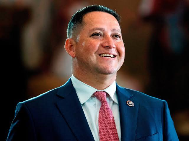 Politics & Poll Tracker 📡 tweet media