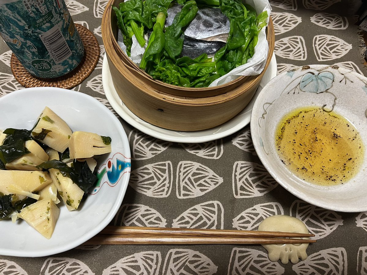 週の頭からガチ残業で帰宅したら22時過ぎてたので、肉の予定を変更してお魚の日。冷凍しといた鰆の切り身を春キャベツと菜の花と #せいろ蒸し （菜の花は後入れ！）して白だしレモン胡椒たれで。あとは週末筍茹でてこしらえといた若竹煮と。ふわふわの蒸し鰆に、シゴトでやさぐれた脳がほぐれる😊