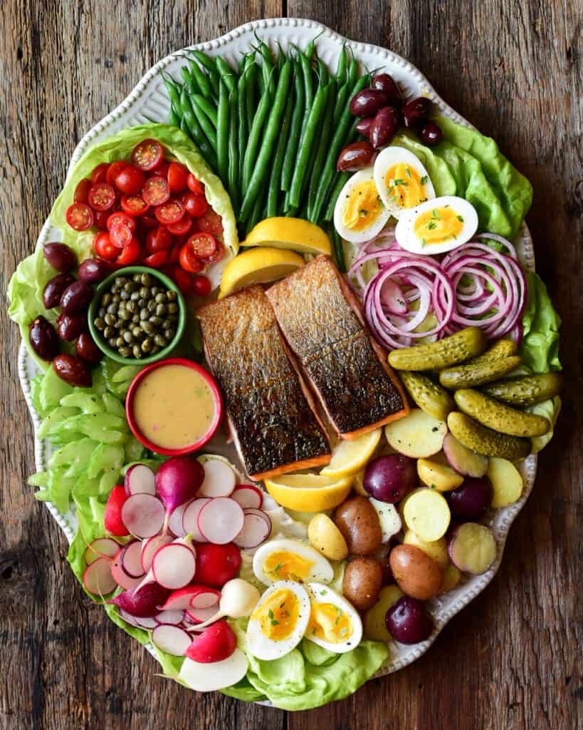 Zimmysnook's tweet image. Leftover eggs from Easter? Turn them into something fresh with our Cobb &amp;amp; Niçoise salads. Satisfying &amp;amp; anything but boring. 🥗🥚 #leftovers #EasterEggs 

1️⃣ zimmysnook.ca/salmon-nicoise…
2️⃣ zimmysnook.ca/fall-harvest-s…
3️⃣ zimmysnook.ca/winter-cobb-sa…