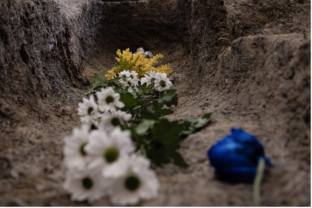 CanalUGR's tweet image. 👥 Las familias de las víctimas identificadas en el Barranco de Víznar comparecen en la Fiscalía de Derechos Humanos y Memoria Democrática de Granada

🔎 El equipo de la #UGR ha recuperado 194 víctimas localizadas en 29 fosas comunes

ℹ️Info: sl.ugr.es/FamiliasViznar…