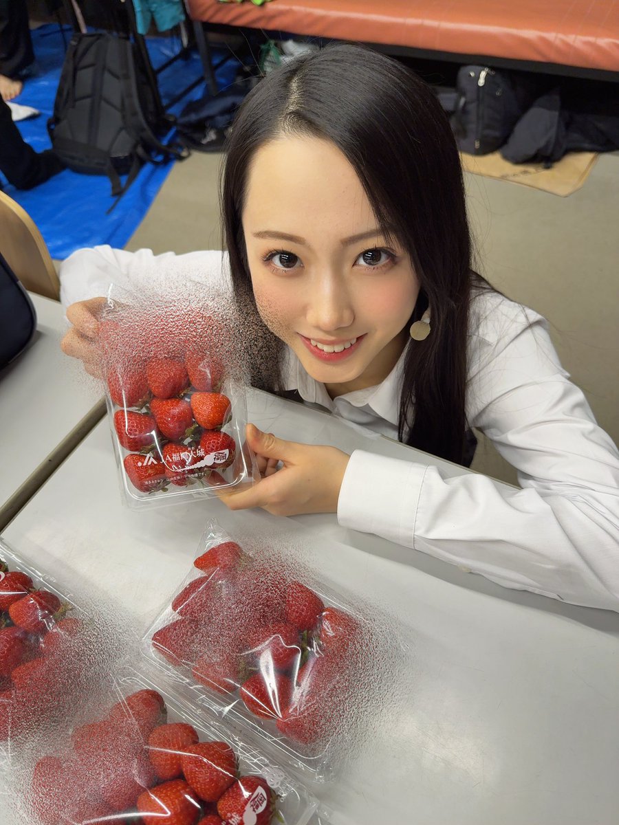 本日も #城劇 ありがとうございます❕❕
あおしまさんがお花と
きゅーと忍者ファンの方が
私にも差し入れをくださりました……ｯ❕
嬉しい……ｱｰ❕(*ฅ́˘ฅ̀*)♡
いちごも頂いて🍓🍓
残り少ないですがまだまだ頑張ります❕
ほんとに毎公演何が起こるか分からないのでね( ˙ᒡ̱˙   ®)