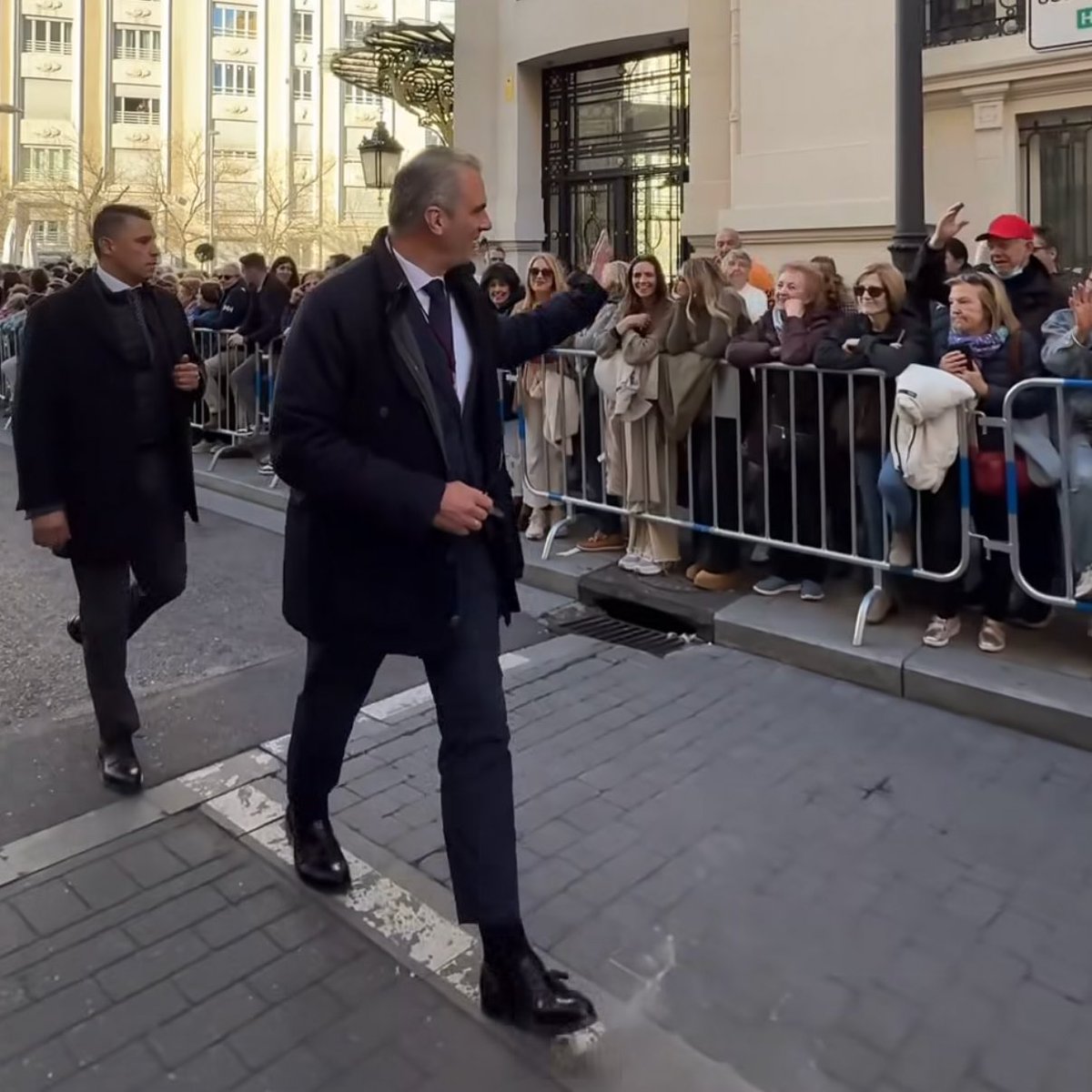 costaldemadrid's tweet photo. 🟣 Sin ánimo de entrar en polémica.

Siempre está bien y nunca sobra el apoyo de las instituciones en la Semana más sagrada del año, pero… los paseíllos, selfies y saludos…

¿Debe ser una procesión de Semana Santa el photocall de los políticos? https://t.co/AgInvBrXpf