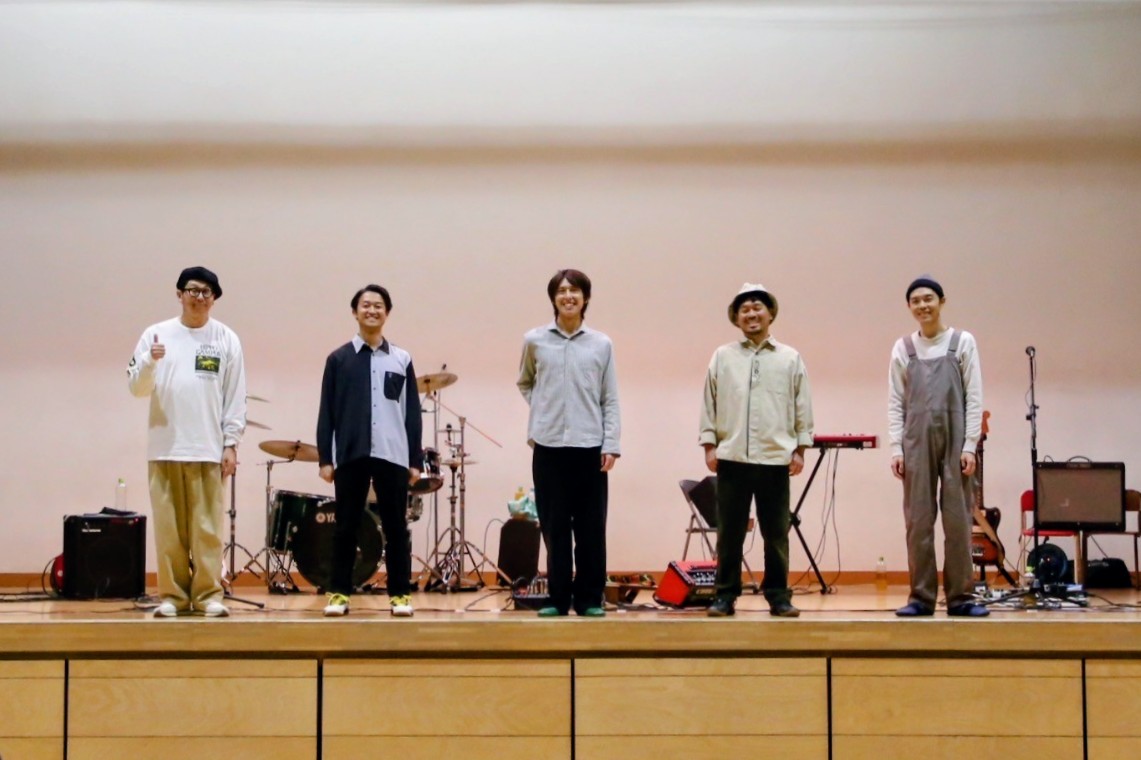arakawa_osyare's tweet photo. 【こくフェスライブ情報まとめ】
5/9（土）
🏫東京経済大学 国分寺キャンパス
15時開演　無料・事前申込

5/10（日）
🥭一戸弾き語り かきばたけ会場
13時半出演予定　無料　
　　
🌏️国立地球屋 ワンマンライブ
17時半開演　前売 4000円(D別) 　

2日間お待ちしております！
https://t.co/iaaA6hf4mK https://t.co/OJgCo1D6P4