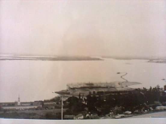 Nos 57 anos do nosso Beira-Rio, compartilho novamente esta foto que o meu pai tirou da construção do estádio nos anos 60.