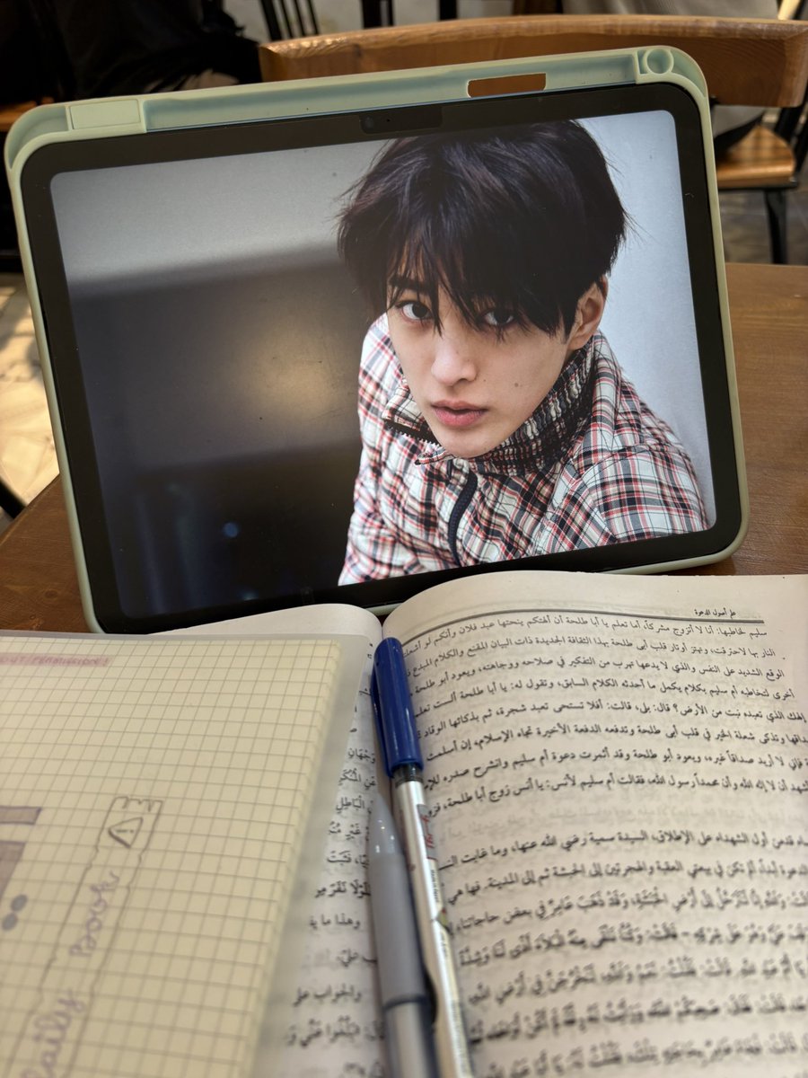 mungkin ini konsepnya belajar sambil dipantau keonho 😂😂😂