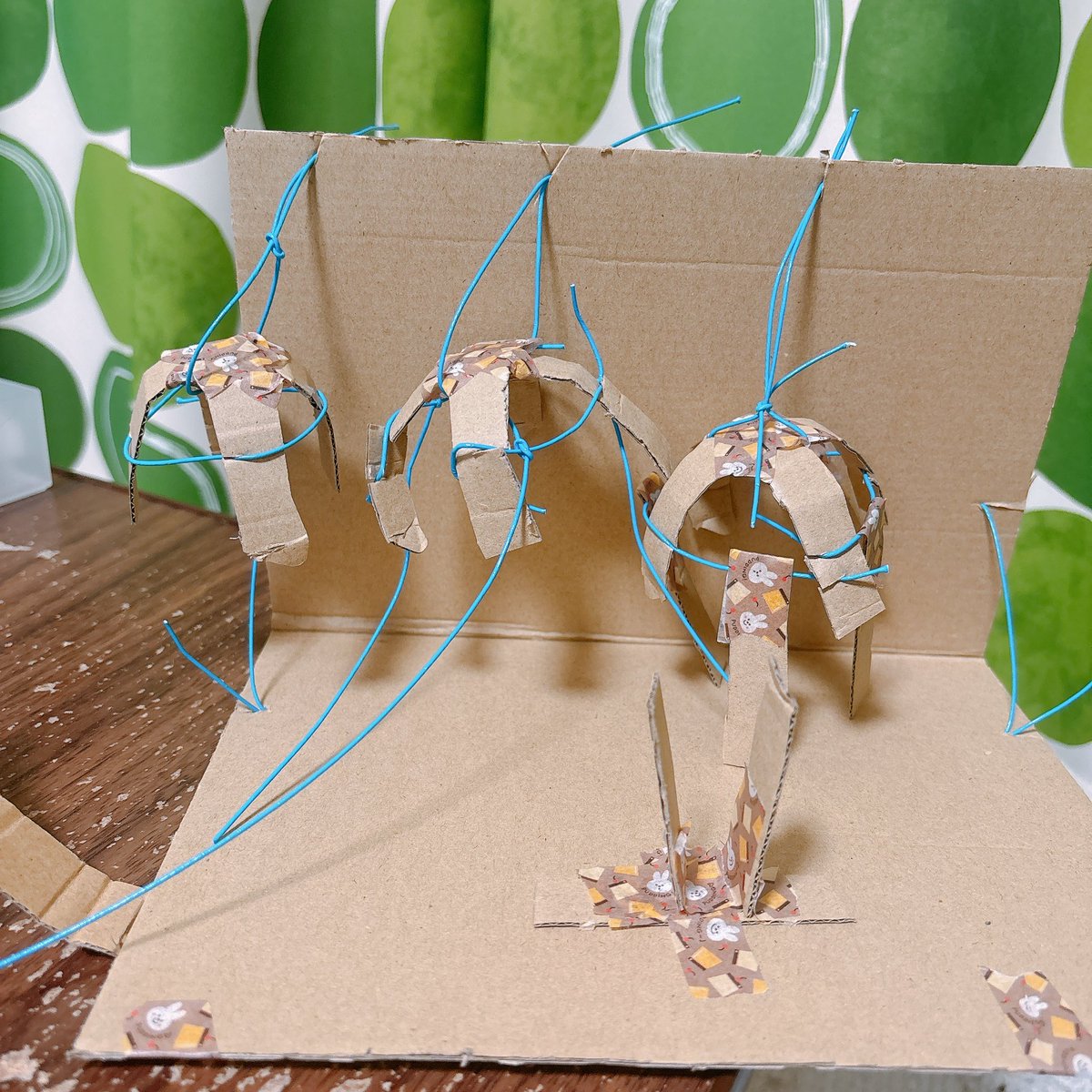 KOMATSUTB's tweet photo. ムッスコの制作シリーズ。クラゲ🪼が浮かぶ海、を作りました。クラゲの高さは調整可能。今夜は新学期で緊張していたのか夜に少し荒れて、それを汲み取れない子供な母と真っ向からぶつかって、先ほどまでシクシク泣いていたけどホットミルクで仲直りしました。やれやれ、よっぽど息子の方が大人じゃよ https://t.co/JCykNanX0W