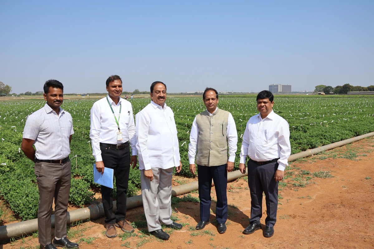 airnews_hyd's tweet image. #Sangareddy : పటాన్‌చెరులోని ఇక్రిశాట్ వ్యవసాయ క్షేత్రంలో కొడంగల్ నియోజకవర్గ రైతుల కోసం రెండు రోజుల శిక్షణ కార్యక్రమం జరిగింది.

🔷రాష్ట్ర వ్యవసాయ శాఖ మంత్రి తుమ్మల నాగేశ్వరరావు ముఖ్య అతిథిగా హాజరై కార్యక్రమాన్ని ప్రారంభించారు.

@Tummala_INC