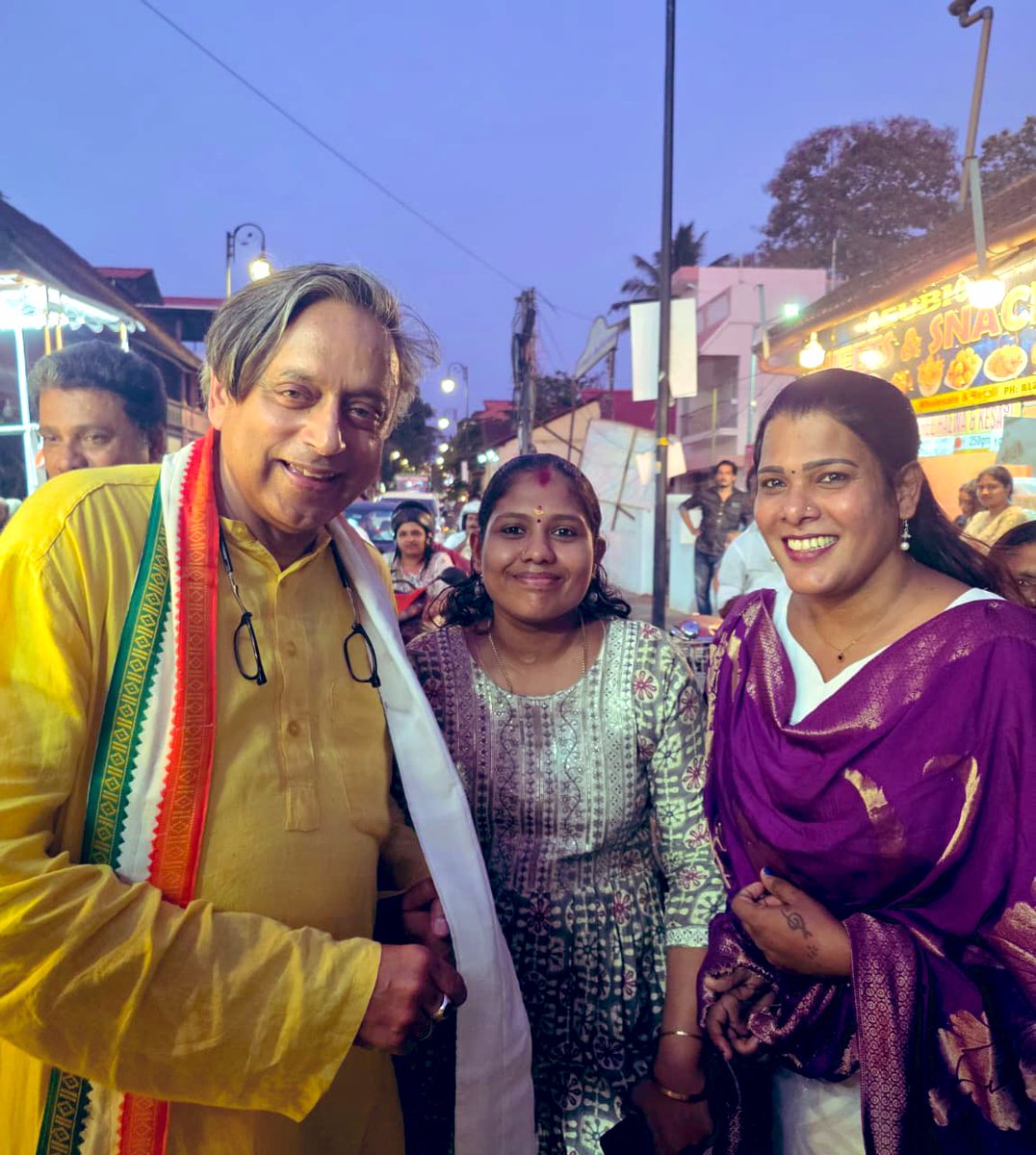 ShashiTharoor's tweet photo. A flash mob danced, voters came for selfies. The mood of @cpjohnkerala supporters is triumphant!
#ThinkTomorrowVoteUDF
@INCKerala @INCIndia https://t.co/nyDlfFm2FE