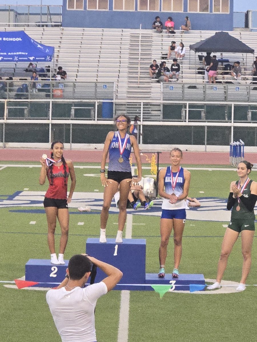 John_JayTrack's tweet photo. District Champion in the Varsity 400m and 200m Dash! 🏆 Congratulations Duprasia Beets 👏🏽
@NISDJay https://t.co/moKHKiQgvi