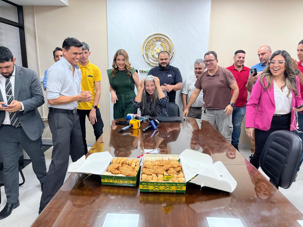 FARÁNDULA PERIODÍSTICA Ayer fue el cumple de la colega Martina Cardozo, pero hoy se hizo un pequeño brindis en la sala de prensa del Senado en medio del ajetreo diario😁👌