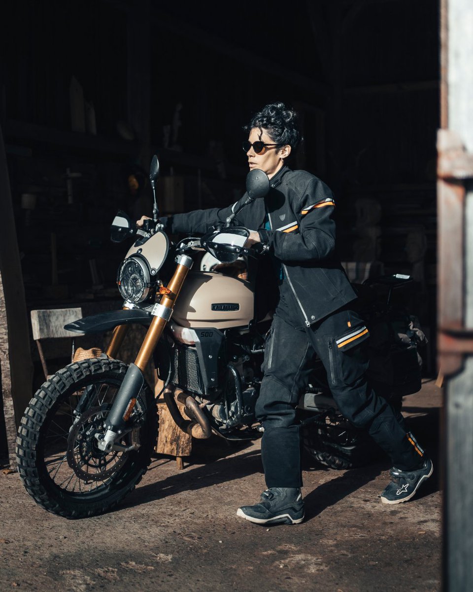 js_accessories's tweet image. The MotoGirl Vanessa Jacket means business 🖤

AA rated, D3O Level 2 armour, waterproof laminated build and adjustable vents for year-round riding. Protection and comfort without compromise.

Ready to ride your way? See product link in comments

#MotoGirl #WomensMoto #RideSafe