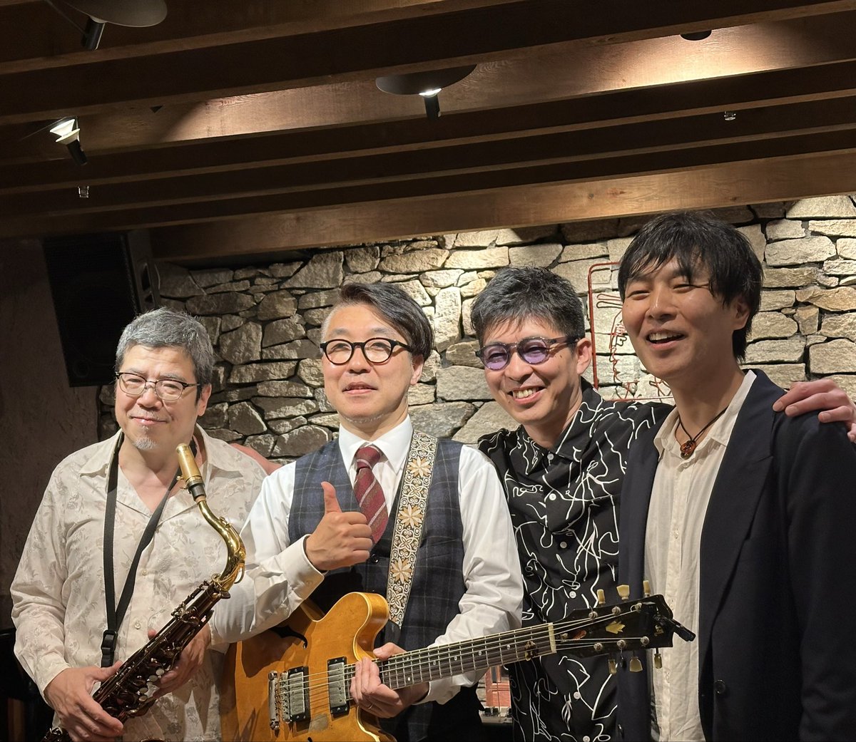 今宵は渋谷の老舗ライブハウス、BODY &amp;SOULで、久保田浩之カルテット🎸🎷🎹🥁の演奏を楽しみました。
ミュージシャンの熱い演奏が半世紀以上に渡って繰り広げられてきた老舗ライブハウス。
9月に幕を閉じる事が決まり、今日の演奏はひときわ熱かった‼️
音に感謝の魂を込めて..
#久保田浩之カルテット
