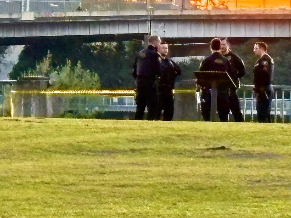 MikeKATU's tweet image. Whoa.  According to scanner traffic, the vehicle may have been traveling at 95 mph through waterfront park before busting through the sea wall railing and into the river.  The @MultCoSO dive team is responding to search for the car.  Stay with @KATUNews for info #LiveOnK2