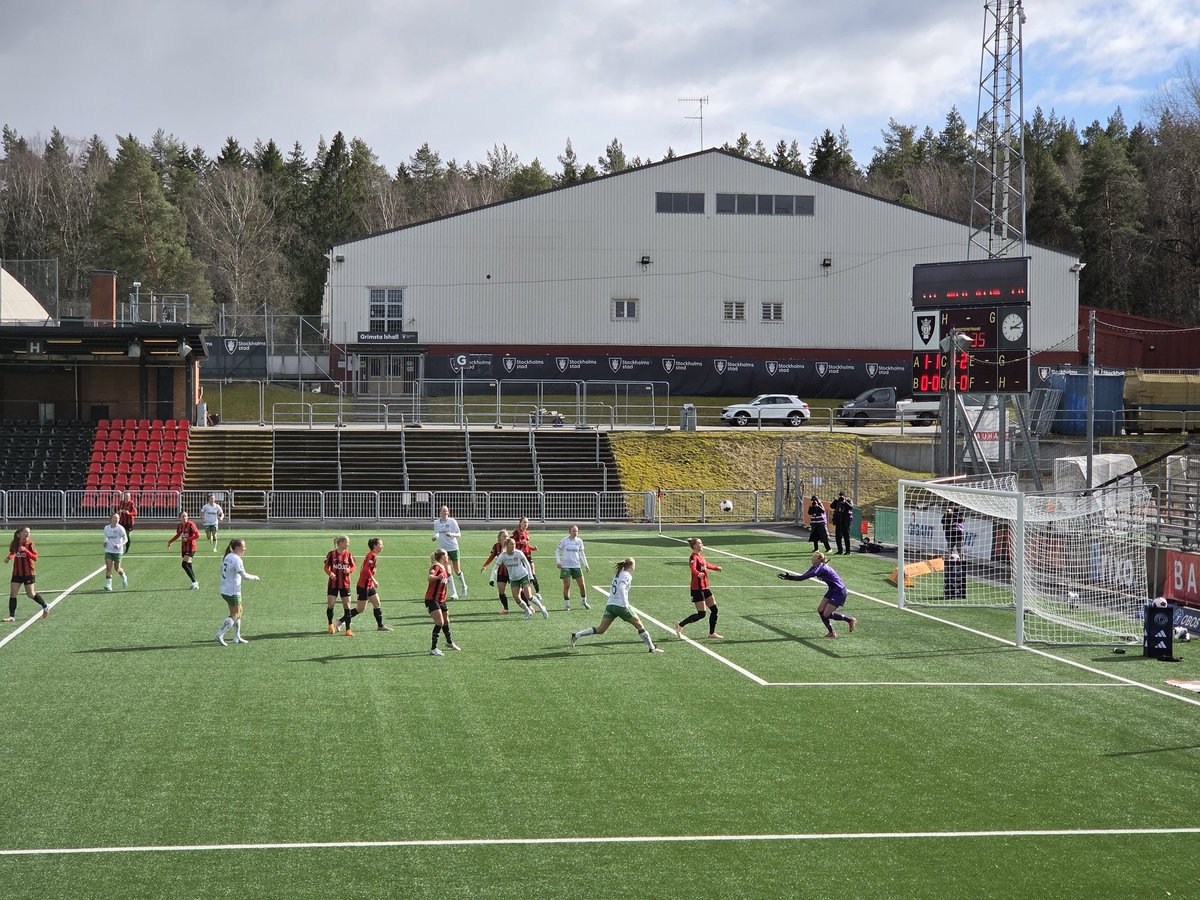 BP - Hammarby (Grimsta IP)
Weather couldn't decide today but we witnessed an easy 3-0 at this #awayday in Stockholm. Good weekend altogether!
#groundhopping #Hammarby #Bajen #Sweden #damallsvenskan